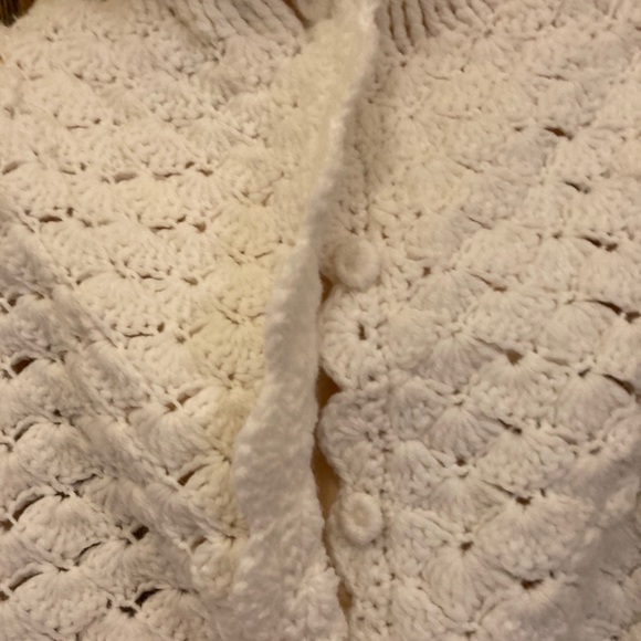 Vintage 1970s Ivory Crocheted Shawl Cape w Fringe - Picture 3 of 5